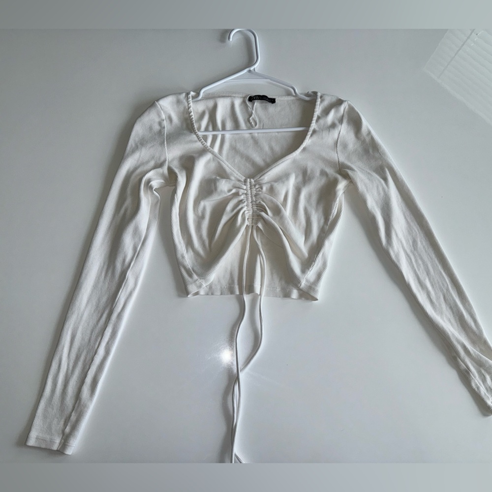 Adorable Zara crème crop top with ties. 🦢
